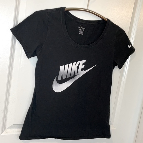 NIKE | Women’s Black & White NIKE SWOOSH Logo Athletic Cut Shirt Size Small - Picture 6 of 7